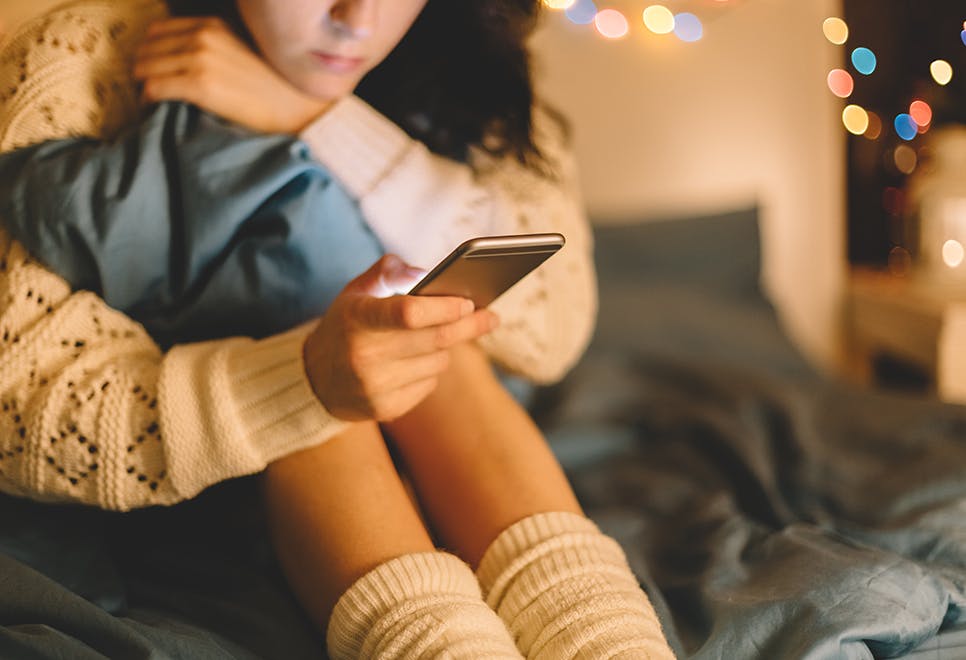 lead Kigger på telefon